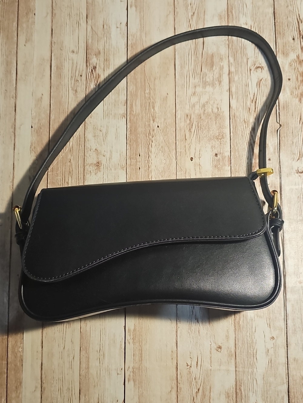 Classic Black Shoulder Bag - Sleek Everyday Carry